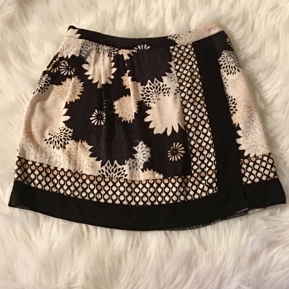 Adorable H&M Short Skirt with Side Pockets Size 8